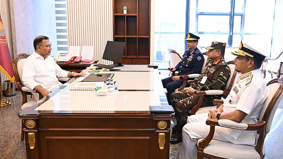 প্রধানমন্ত্রীর সঙ্গে তিন বাহিনী প্রধানের সাক্ষাৎ