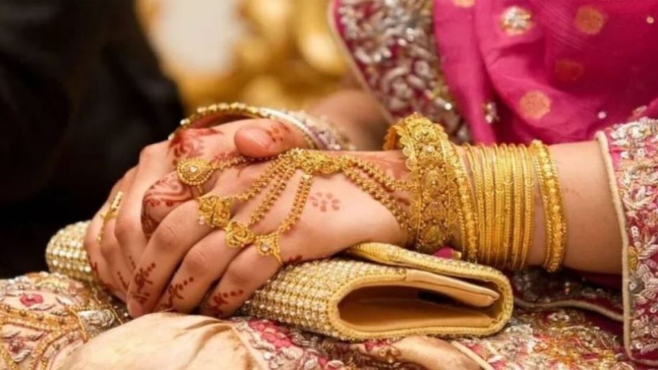 সোনার বাজারে চরম নাটকীয়তা, এবার বাড়ল