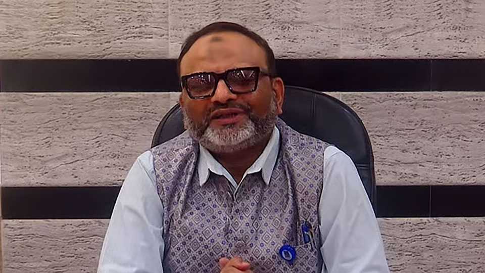 সরে দাঁড়াতে চান ঢাবি উপাচার্য