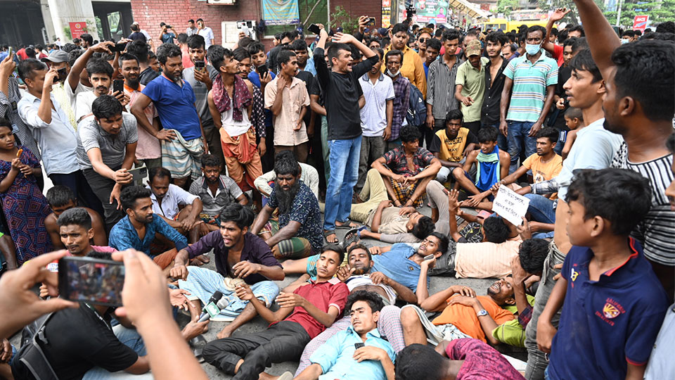 রবিবার ঢাকার বিভিন্ন স্থানে এভাবে সড়ক অবরোধ করে বিক্ষোভ করেন অটোরিকশাচালকরা। ছবি : সংগৃহীত