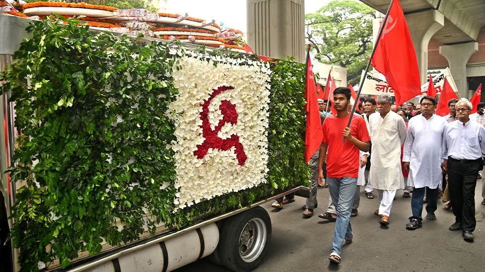 নানা শ্রেণি-পেশার মানুষের শ্রদ্ধা আর রাজনৈতিক সহকর্মীদের স্মৃতির পথ পাড়ি দিয়ে সোমবার সমাহিত হয়েছেন হায়দার আকবর খান রনো। ছবি : সকাল সন্ধ্যা