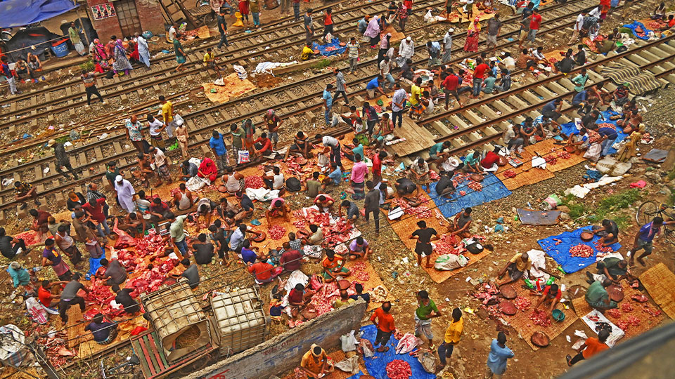 খিলগাঁও রেলগেইট এলাকায় কোরবানির ঈদের দিন বসেছে এই বাজার। যেখানে পাওয়া যায় গরু-খাসির মাংস, তবে তুলনামূলক কম দামে। ছবি : সকাল সন্ধ্যা