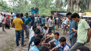 বাংলা ব্লকেডে অবরুদ্ধ জামালপুর এক্সপ্রেস ট্রেন। ছবি : সকাল সন্ধ্যা