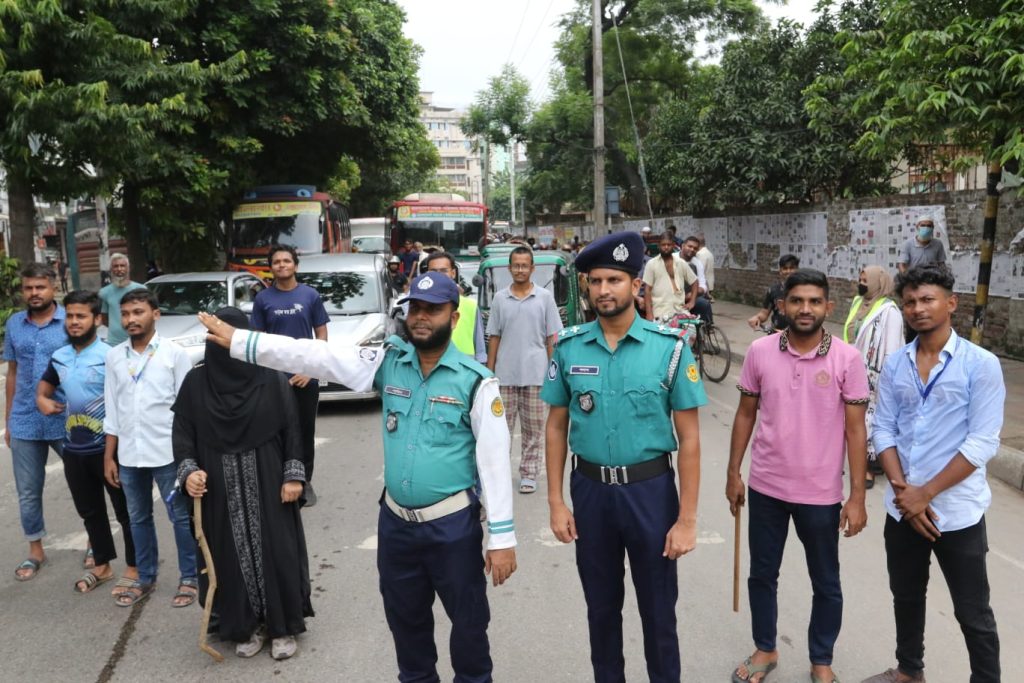 আন্দোলনকারীদের ওপর গুলি চালিয়ে জনতার ক্ষোভের মুখে পড়েছিল পুলিশ। গত ৫ আগস্ট আওয়ামী লীগ সরকারের পতনের পর তাদের কাজে আরও দেখা যায়নি। অন্তর্বর্তীকালীন সরকার দায়িত্ব নেওয়ার পর পুলিশ ডেকেছিল কর্মবিরতি। তবে সেই কর্মসূচি প্রত্যাহার করে ৬ দিন পর সোমবার সকালে ঢাকার ট্রাফিক নিয়ন্ত্রণে নেমেছে পুলিশ। আন্দোলনকারী শিক্ষার্থীরা এই সময়ে সড়কে ট্রাফিক ব্যবস্থাপনায় নেমেছিল। নয়াপল্টনে সোমবার তাদের সঙ্গে পুলিশ সদস্যদেরও দেখা গেছে।