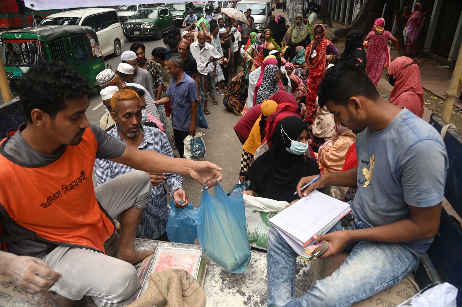 সরকারের খাদ্যবান্ধব কর্মসূচির আওতায় নিম্ন আয়ের মানুষের জন্য ওপেন মার্কেট সেলে (ওএমএস) বিক্রি হয় কম দামে নিত্যপণ্য। মঙ্গলবার ঢাকার আব্দুল গণি রোডে খাদ্য ভবনের সামনে সেই চাল ও আটা কিনতে ভিড় করে বেশ।