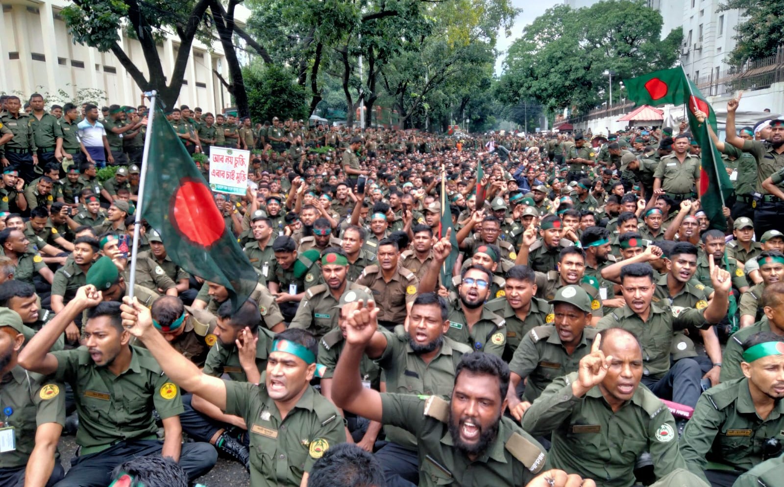 চাকরি জাতীয়করণের দাবি আনসার সদস্যদের। শনি ও রবিবার প্রেস ক্লাবের সামনে অবস্থান করে এই দাবিতে বিক্ষোভ চালিয়ে যায় তারা। ছবি : হারুন অর রশীদ