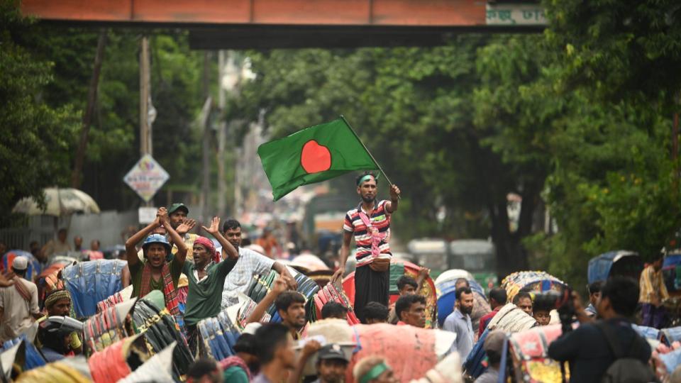 ব্যাটারিরিকশা বন্ধের দাবিতে রবিবার শাহবাগে বিক্ষোভ করে প্যাডেল রিকশার চালকরা। ছবি : হারুন অর রশীদ