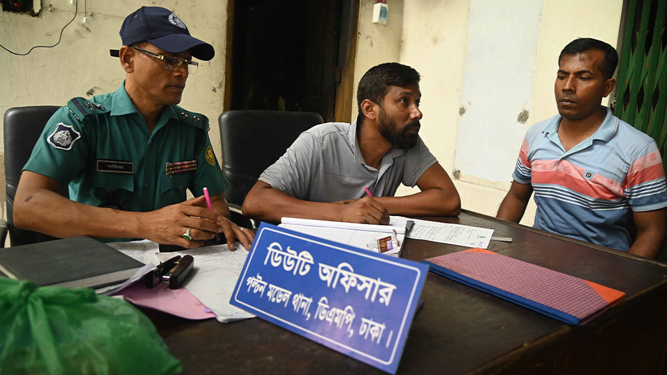 সীমিত পরিসরে কাজ শুরু করেছেন পুড়ে যাওয়া পল্টন থানার সদস্যরা। ছবি : সকাল সন্ধ্যা