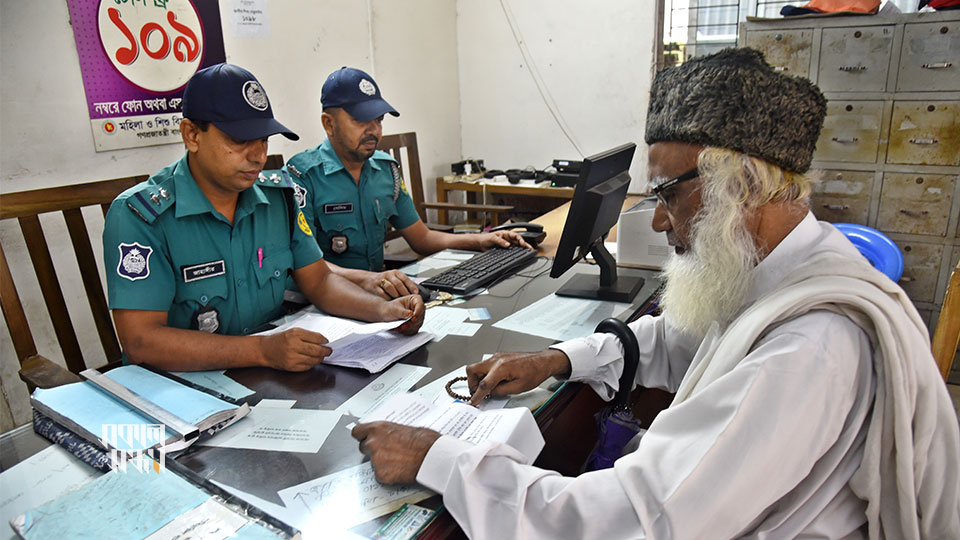 হাতিরঝিল থানায় এক সেবাপ্রত্যাশীকে সেবা দিচ্ছেন পুলিশ সদস্যরা। ছবি : সকাল সন্ধ্যা