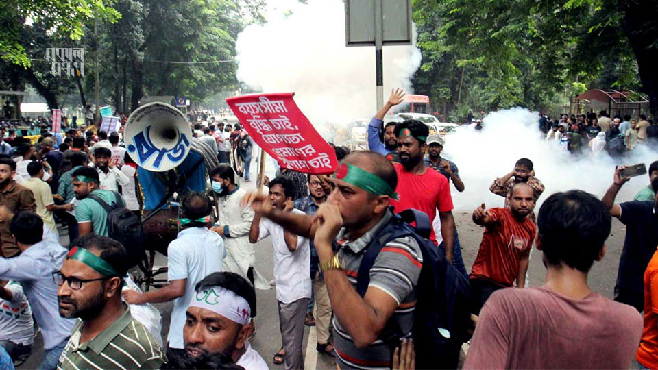 পুলিশের ছোড়া কাঁদানে গ্যাসের ধোঁয়ায় আচ্ছন্ন যমুনার আশপাশ। ছবি : সকাল সন্ধ্যা