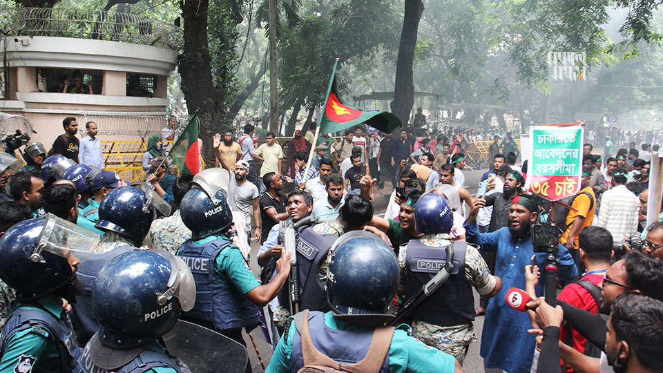 আওয়ামী লীগ সরকার পতনের পর ভঙ্গুর পুলিশকে এবারই প্রথম বিক্ষোভ দমনে আগ্রাসী মনোভাবে দেখা গেল। ছবি : সকাল সন্ধ্যা 