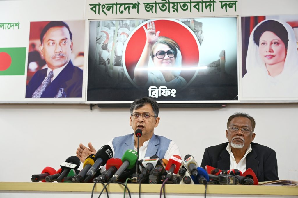 গত ১৭ অক্টোবর সংবাদ সম্মেলন করে পুলিশে নতুনদের নিয়োগ বাতিলের দাবি জানিয়েছিলেন বিএনপির স্থায়ী কমিটির সদস্য সালাহউদ্দিন আহমেদ।