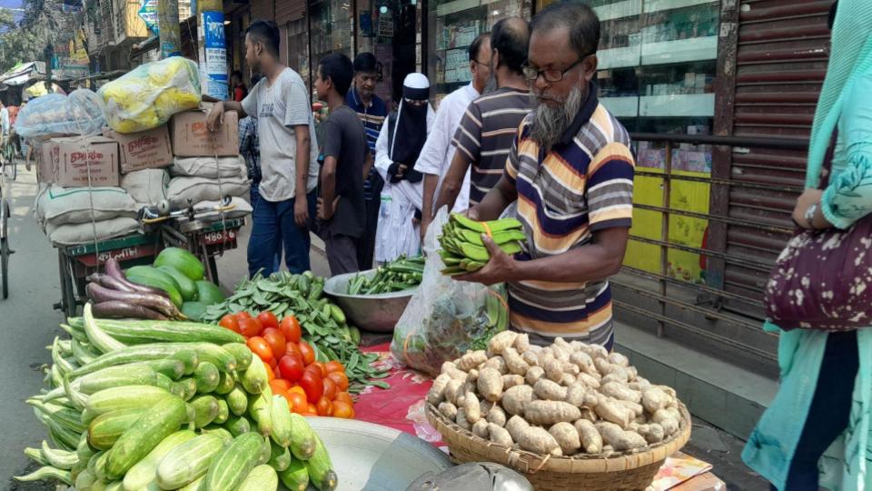 সবজি বিক্রেতা হাসান আলীর রাষ্ট্রপতি পরিবর্তন নিয়ে বড় মাথাব্যথা নেই।