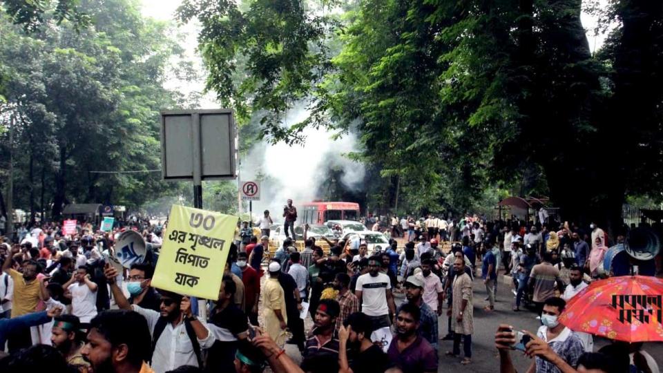 সরকারি চাকরিতে আবেদনের বয়সসীমা ৩৫ বছরে উন্নীত করার দাবিতে প্রধান উপদেষ্টার বাসভবন যমুনার সামনে অবস্থান নেওয়া আন্দোলনকারীরা পুলিশের বাধার মুখে পড়ে। ছবি : সকাল সন্ধ্যা