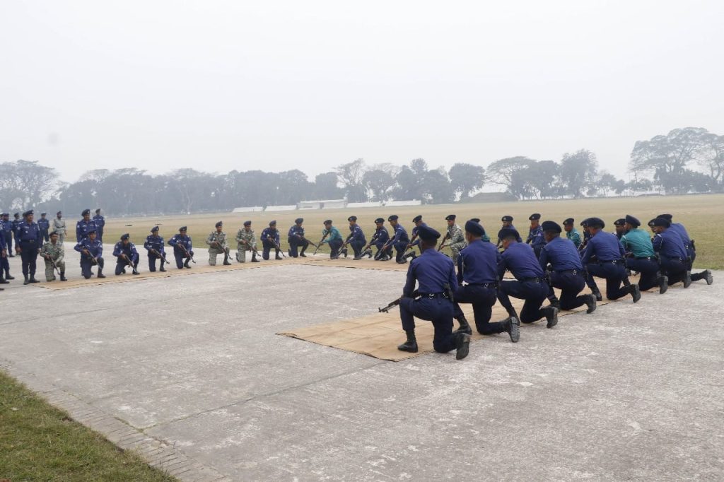 সারদার পুলিশ একাডেমিতে অস্ত্র চালনার প্রশিক্ষণে পুলিশ সদস্যরা।