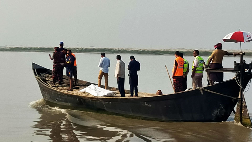 পদ্মা নদী থেকে উদ্ধার করা হয়েছে এএসআই সদরুলের লাশ। ছবি : সকাল সন্ধ্যা