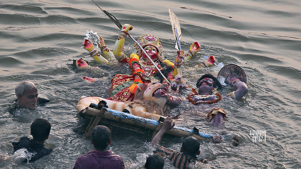 দেবী দুর্গার বিসর্জনের মধ্য দিয়ে শেষ হলো হিন্দু ধর্মাবলম্বীদের সবচেয়ে বড় উৎসব দুর্গাপূজা। ঢাকার বসিলায় বুড়িগঙ্গা নদীতে দেবীকে বিদায় জানাতে নেমেছিল ভক্তদের ঢল। ছবি : সকাল সন্ধ্যা