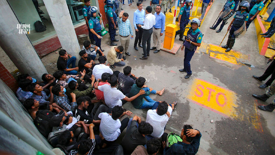 বৈষম্যহীন ফলাফলের দাবিতে সচিবালয়ের ৬ নম্বর ভবনের নিচে মূল ফটকের সামনে অবস্থান নেন একদল শিক্ষার্থী। এক পর্যায়ে পুলিশ তাদের ধাওয়া দিয়ে ছত্রভঙ্গ করে দেয়। ছবি : জীবন আমীর