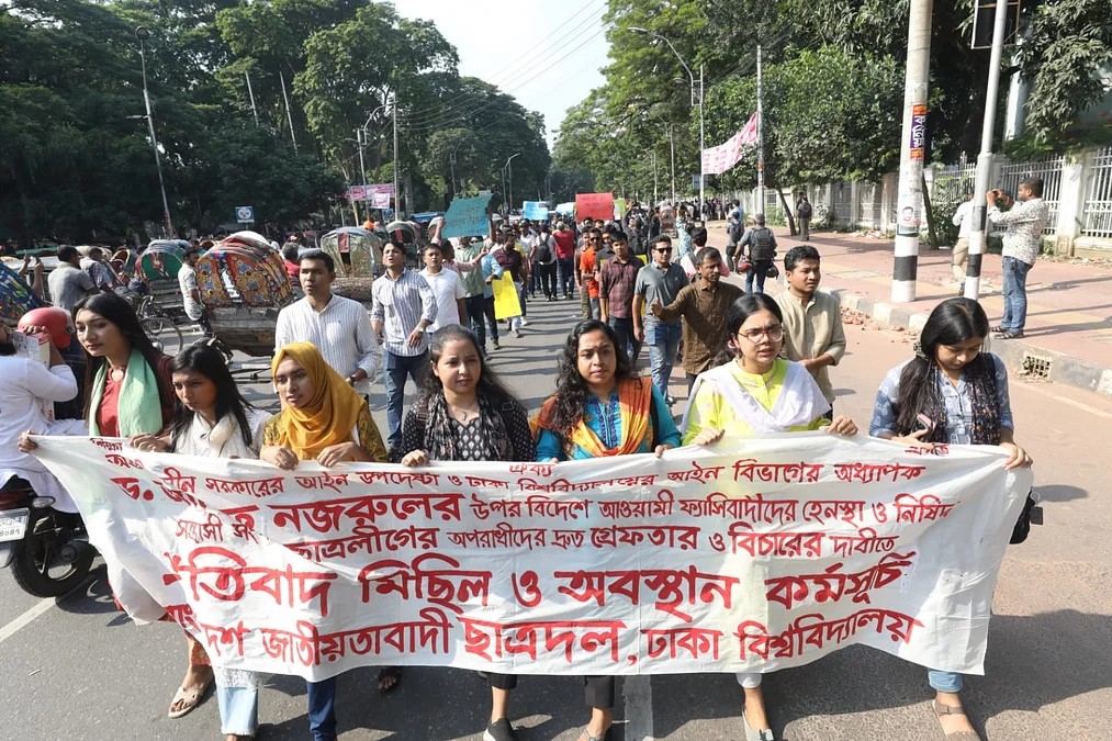 নতুন কমিটি গঠনের পর ঢাকা বিশ্ববিদ্যালয়ে ছাত্রদলের এক মিছিলে নেতা-কর্মীরা।