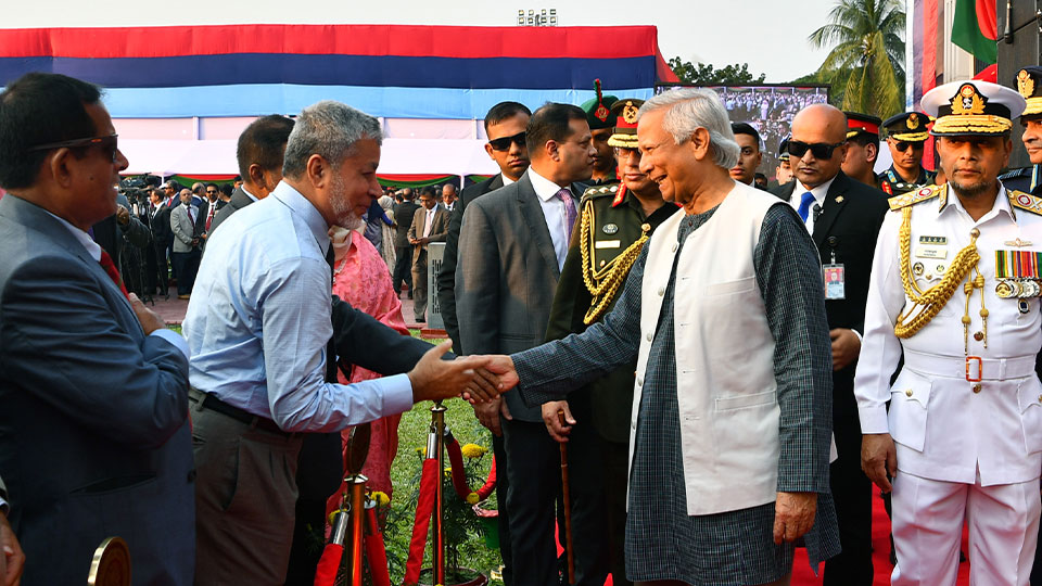 ঢাকা সেনানিবাসে সশস্ত্র বাহিনী দিবসের অনুষ্ঠানে আগত অতিথি, সাবেক সেনা কর্মকর্তাসহ বিভিন্ন মানুষের সঙ্গে শুভেচ্ছা বিনিময় করেন প্রধান উপদেষ্টা ড. মুহাম্মদ ইউনূস। ছবি : পিআইডি
