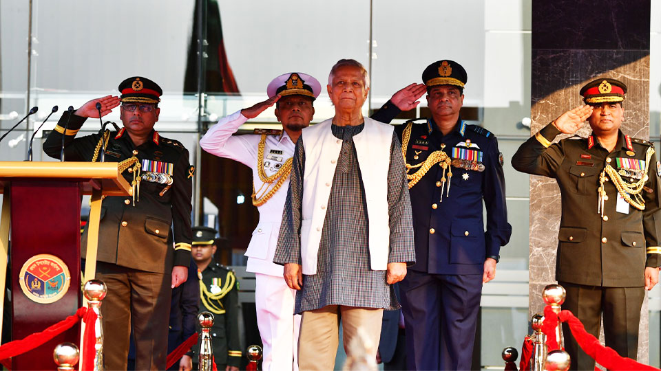 সশস্ত্র বাহিনী দিবসে ঢাকা সেনানিবাসে আয়োজিত অনুষ্ঠানে সালাম গ্রহণ করেন প্রধান উপদেষ্টা ড. মুহাম্মদ ইউনূস। ছবি : পিআইডি