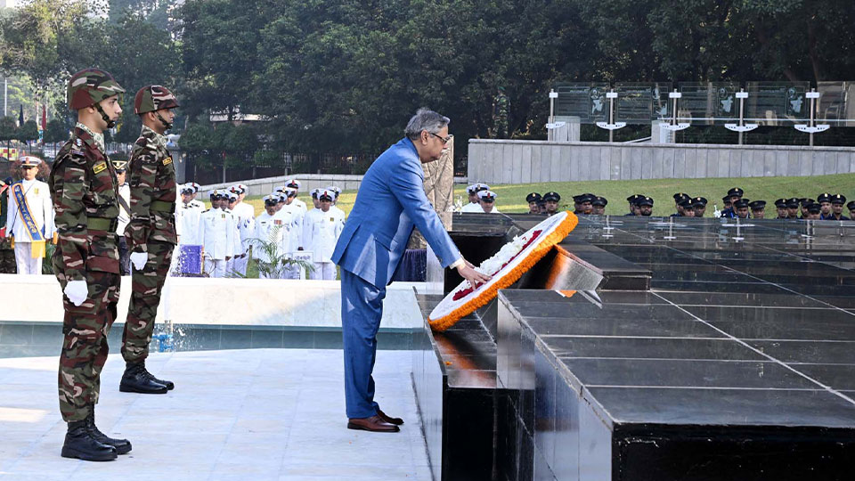 দিনের শুরুতে সশস্ত্র বাহিনী দিবস উপলক্ষ্যে ঢাকা সেনানিবাসের শিখা অনির্বাণে ফুল দিয়ে শ্রদ্ধা জানান রাষ্ট্রপতি মো. সাহাবুদ্দিন। ছবি : পিআইডি