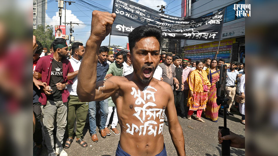 এরশাদবিরোধী আন্দোলনে প্রাণ হারান নূর হোসেন। তার স্মরণে এদিন কর্মসূচি দেয় আওয়ামী লীগ। বৈষম্যবিরোধী ছাত্র আন্দোলন পাল্টা কর্মসূচি দিলে তৈরি হয় উত্তেজনা। ছবি : জীবন আমীর