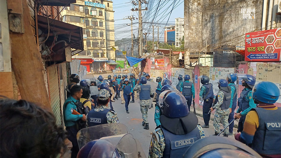 বিক্ষোভকারীরা ছত্রভঙ্গ হয়ে যাওয়ার পর আইনজীবী সাইফুলের রক্তাক্ত লাশ উদ্ধার করে পাঠানো হয় চট্টগ্রাম মেডিকেল কলেজ হাসপাতালে। ছবি : সকাল সন্ধ্যা