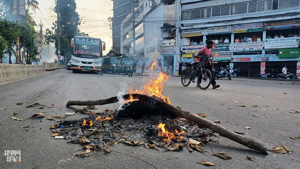 বাংলাদেশ সম্মিলিত সনাতনী জাগরণ জোটের মুখপাত্র চিন্ময় কৃষ্ণ দাস ব্রহ্মচারীকে গ্রেপ্তার ও কারাগারে পাঠানোয় উত্তপ্ত হয়ে পড়ে চট্টগ্রাম আদালত প্রাঙ্গণ। ছবি : সকাল সন্ধ্যা