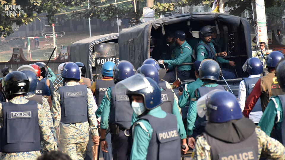 রাষ্ট্রদ্রোহের অভিযোগে সোমবার ঢাকা থেকে চট্টগ্রাম ফেরার পথে শাহজালাল বিমানবন্দর থেকে চিন্ময় কৃষ্ণ প্রভুকে গ্রেপ্তার করে পুলিশ।