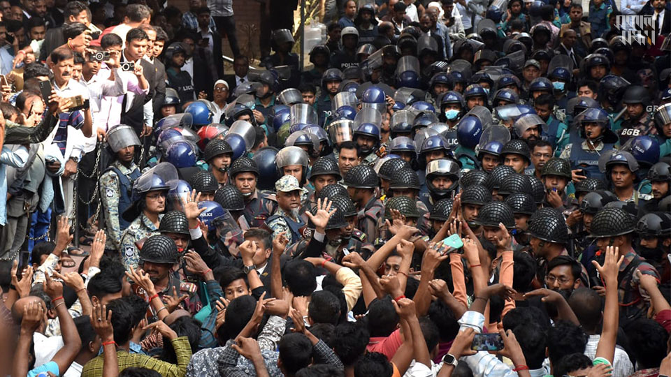 আদালত ভবনের প্রবেশমুখে রঙ্গম কনভেনশন হলের সামনে বিক্ষুব্ধ সমর্থকদের লক্ষ্য করে কাঁদানে গ্যাস ছোড়ে র‌্যাব ও পুলিশ। লাঠিপেটা করে তাদের ছত্রভঙ্গ করে দেওয়া হয়। ছবি : সকাল সন্ধ্যা