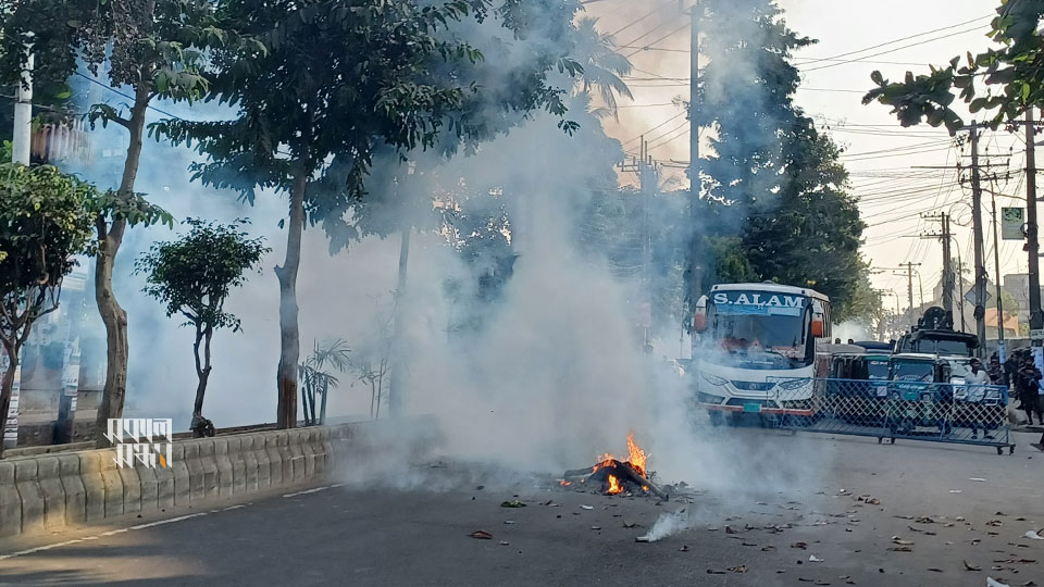 বিক্ষুব্ধদের ছত্রভঙ্গ করতে কাঁদানে গ্যাস ছোড়ে পুলিশ ও র‌্যাব। ছবি : সকাল সন্ধ্যা