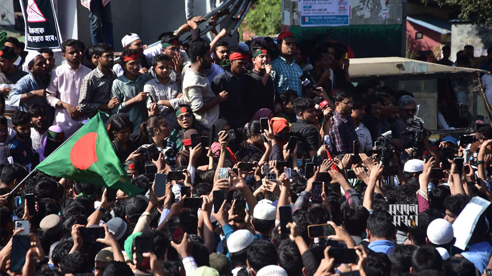 চট্টগ্রাম শহরের টাইগারপাস মোড়ে বৈষম্যবিরোধী ছাত্র আন্দোলন আয়োজিত এক সমাবেশে বক্তব্য দেন হাসনাম আবদুল্লাহ ও সারজিস আলম। ছবি : সকাল সন্ধ্যা