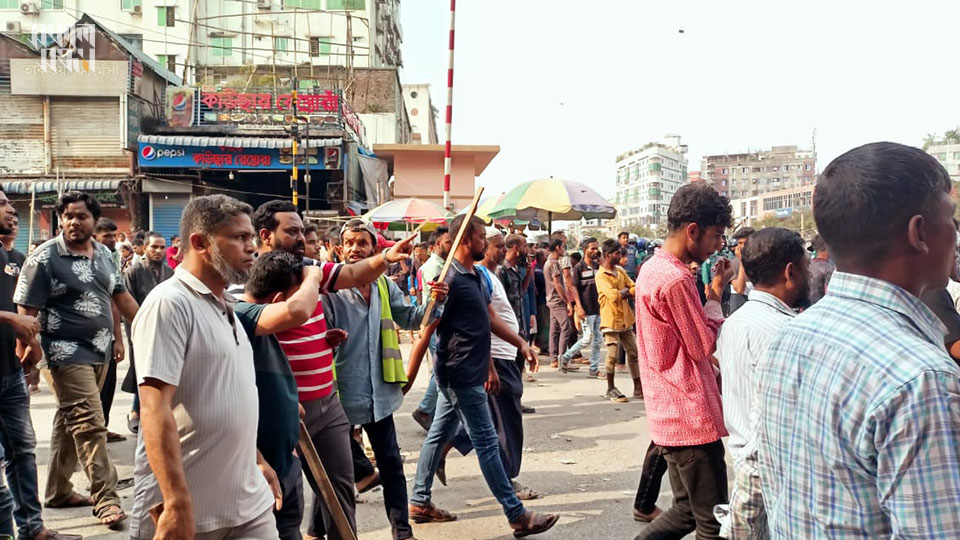 হাই কোর্টের আদেশের প্রতিক্রিয়ায় শুক্রবারও ঢাকার জুরাইনে সড়ক অবরোধ করে আন্দোলনরত ব্যাটারিচালিত অটোরিকশা চালকরা। ছবি : সকাল সন্ধ্যা