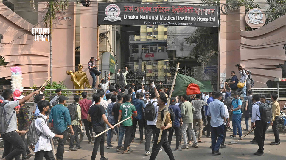 ভুল চিকিৎসায় এক শিক্ষার্থীর মৃত্যুর অভিযোগের জের ধরে রবিবার সেখানে হামলা চালায় ঢাকার বেশ কয়েকটি কলেজের শিক্ষার্থীরা। ছবি : জীবন আমীর