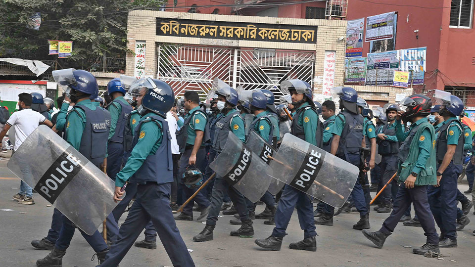 কবি নজরুল সরকারি কলেজের সামনেও ছিলেন পুলিশ সদস্যরা। ছবি : সকাল সন্ধ্যা