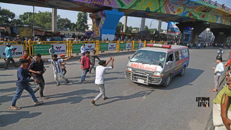 ব্যাটারি রিকশা বন্ধ করায় এই বছর দুই দফায় আন্দোলনে নেমেছিল চালকরা। গত ১৯ নভেম্বর হাই কোর্ট ঢাকায় ব্যাটারি রিকশা নিষিদ্ধ করলে বিভিন্ন সড়ক অবরোধ করে তারা। ২১ নভেম্বর তাদের বিক্ষোভের সময় অ্যাম্বুলেন্সও পড়েছিল আটকা। ছবি : সকাল সন্ধ্যা