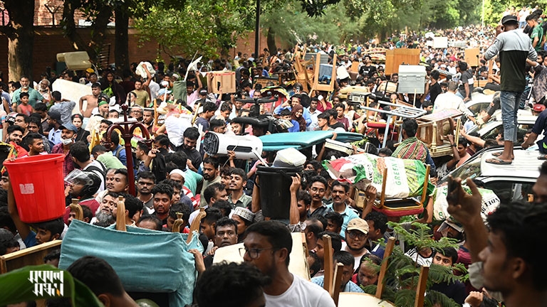 ৫ আগস্ট শেখ হাসিনা দেশ ছাড়ার পর উল্লাসে ফেটে পড়া জনতা অবাধে ঢুকে পড়ে গণভবনে। তারপর গণভবন থেকে যে যা পায়, তা নিয়ে যায়। ছবি : সকাল সন্ধ্যা