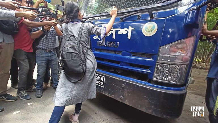 প্রতিরোধের শক্তি; গত ৩১ জুলাই ‘মার্চ ফর জাস্টিস’ কর্মসূচি দিয়ে শিক্ষার্থীরা সুপ্রিম কোর্টে গেলে কয়েকজনকে পুলিশ আটক করে। তখন বেসরকারি বিশ্ববিদ্যালয়ের এক নারী শিক্ষার্থী পুলিশের গাড়ির সামনে বাধা হয়ে দাঁড়ান। সেই ছবি পেন্সিলে এঁকেছিলেন অর্থনীতিবিদ ওয়াহিদউদ্দিন মাহমুদ, তিনি এখন অন্তর্বর্তী সরকারের উপদেষ্টা। ছবি : সকাল সন্ধ্যা