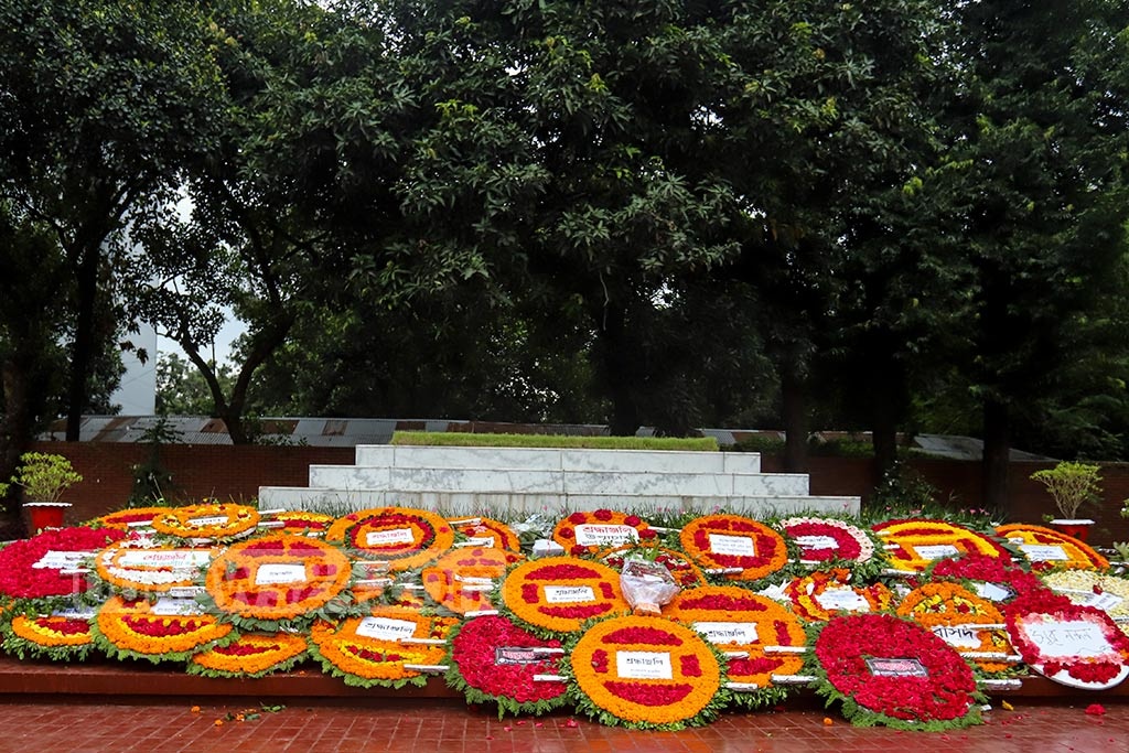 কবি নজরুল ইসলামের জন্ম ও মৃত্যু দিনে সরকারিভাবেই তার সমাধিতে দেওয়া হয় ফুল।