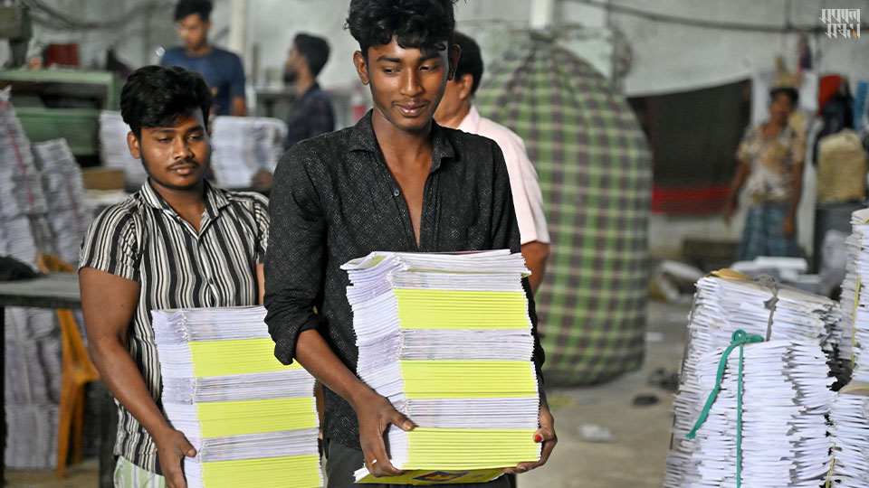 প্রতিবছর যে তারা একই প্রেস কাজ করেন, এমনও না। ঢাকার মাতুয়াইল এলাকা থেকে তোলা ছবি : হারুন-অর-রশীদ