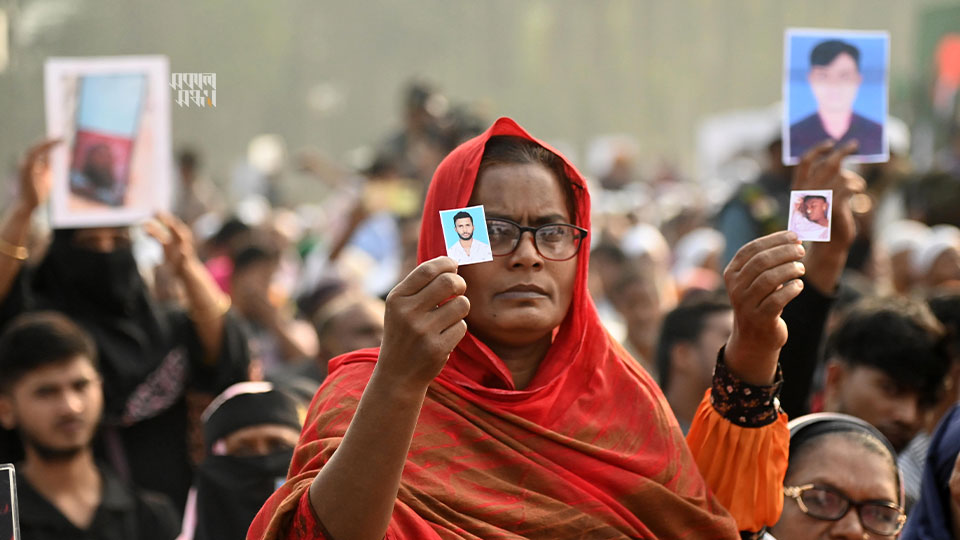 হয়তো এই একটা ছবিই সম্বল। তা হাতে নিয়েই নিখোঁজের খোঁজ করে চলছেন তার স্বজনরা। ছবি : হারুন-অর-রশীদ