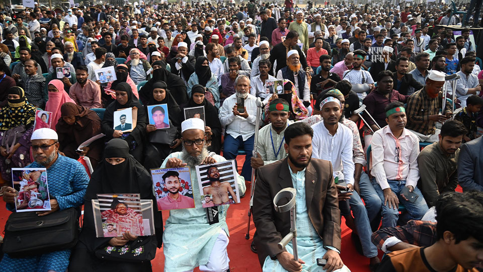 আন্তর্জাতিক মানবাধিকার দিবস উপলক্ষে মঙ্গলবার বিকালে ঢাকার সোহরাওয়ার্দী উদ্যানে আয়োজন করা হয় গণজমায়েতের। ছবি : হারুন-অর-রশীদ