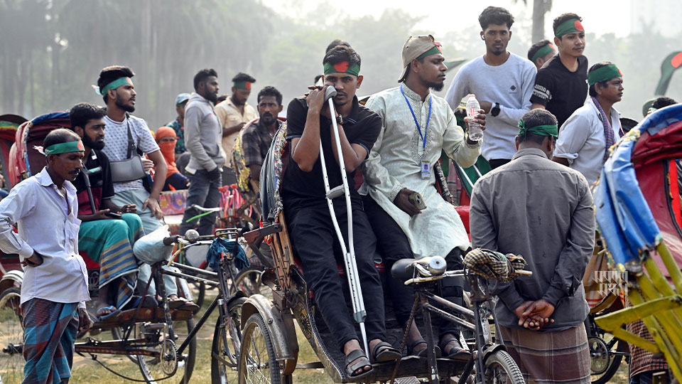 কারও হাত নেই, কারও পা নেই, কারও পায়ে ব্যান্ডেজ; কেউবা এসেছেন ক্র্যাচে আবার কেউ এসেছেন প্রিয়জনের কাঁধে ভর করে। ছবি : হারুন-অর-রশীদ