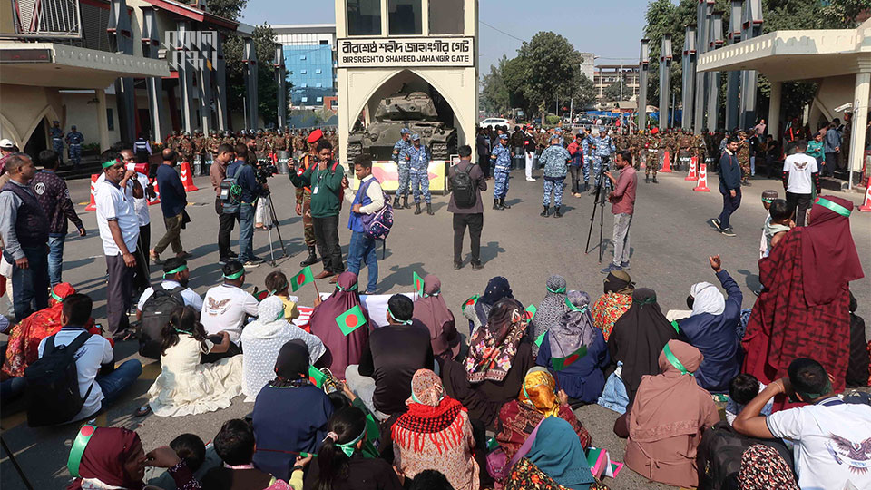 সশস্ত্র বাহিনীর সাবেক সদস্য ও তাদের পরিবারের সদস্যরা রবিবার সকাল থেকে অবস্থান নেয় ঢাকার ফার্মগেইট-মহাখালী সড়কের জাহাঙ্গীর গেইটের সামনে। ছবি : হারুন-অর-রশীদ