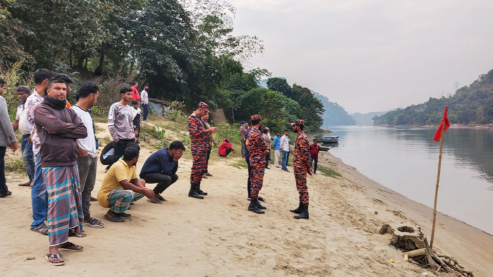 নিখোঁজ দুই কিশোরের সন্ধানে কাপ্তাইয়ের কর্ণফুলী নদীর পাড়ে স্বজনদের অপেক্ষা। ছবি : সকাল সন্ধ্যা