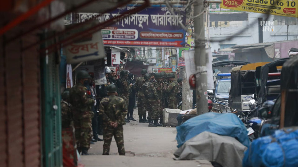 সন্ধ্যা পর্যন্ত ডাকাতরা ব্যাংকের ভেতরে অবস্থান করছিল। অভিযানের একপর্যায়ে আত্মসমর্পণ করে তিন ডাকাত। ছবি : হারুন-অর-রশীদ