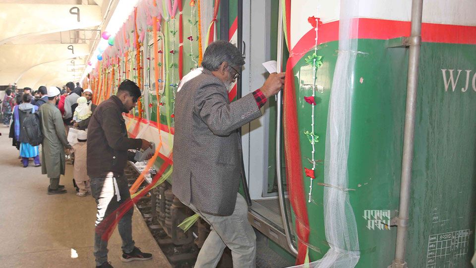 রেলপথ মন্ত্রণালয় জানিয়েছে, সোমবার একদিনের সাপ্তাহিক বিরতি রেখে নিয়মিত যাতায়াত করবে এ দুটি ট্রেন। ছবি : হারুন-অর-রশীদ