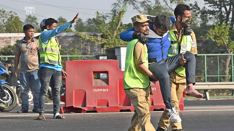 টোল প্লাজার কর্মী ও টহল সেনাসদস্যদের সহায়তায় হতাহত ব্যক্তিদের উদ্ধার করে বিভিন্ন হাসপাতালে পাঠানো হয়। ছবি : হারুন-অর-রশীদ