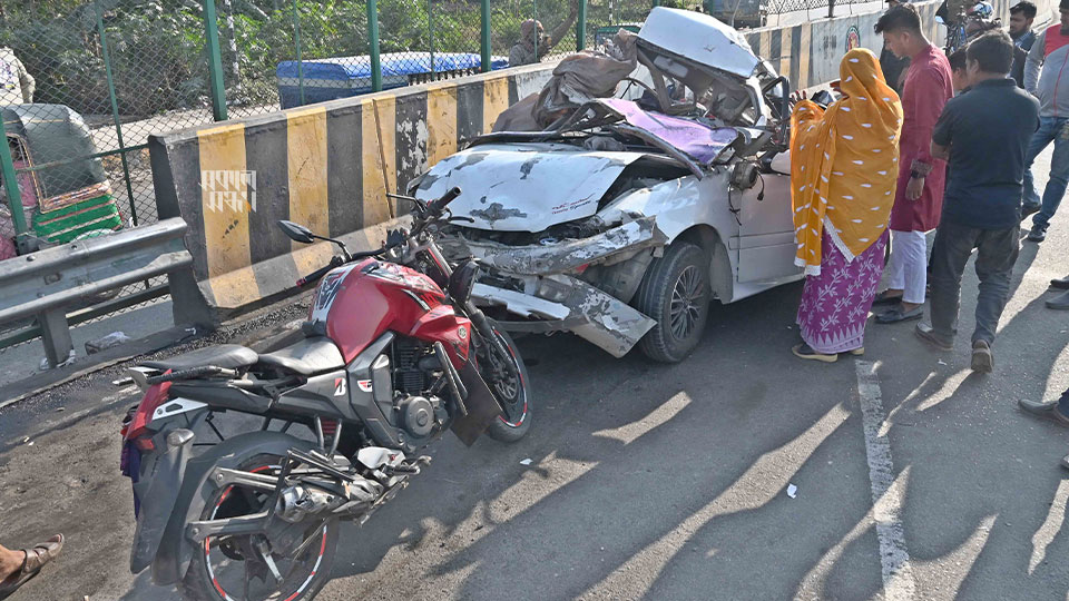 ঢাকা-কুয়াকাটা রুটের ব্যাপারী পরিবহনের একটি বাস টোল প্লাজায় থেমে থাকা যাত্রীবাহী মাইক্রোবাস, প্রাইভেট কার ও মোটরসাইকেলকে চাপা দেয়। ছবি : হারুন-অর-রশীদ